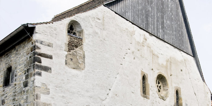 Die Westfassade der Alten Synagoge. Im Anschnitt Ausschnitte der Nordfassade.